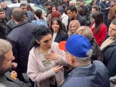 Женщина, 5 лет назад приветствовавшая Пашиняна лепестками роз, встретилась с ним на ярмарке в Малатии