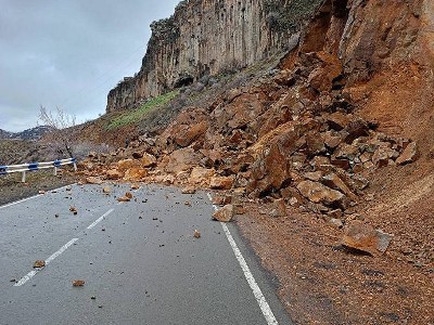 Սյունիքի մարզի ավտոճանապարհներին տեղի են ունեցել քարաթափումներ. երթևեկությունը վերականգնվել է