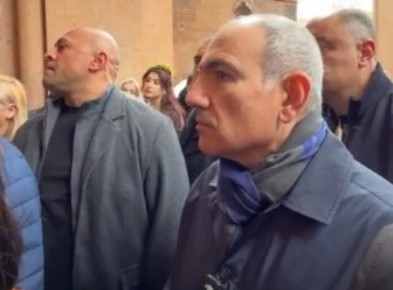 Верующие потребовали, чтобы Никол Пашинян не прикасался к ним