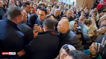 Позорная сцена во дворе церкви Святой Анны: силой подвергнут приводу молодой человек