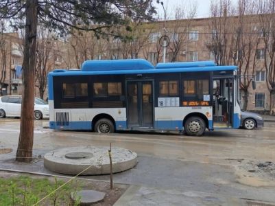 В Ереване из-за некачественных земляных работ просел грунт на дороге – в западне оказался автобус