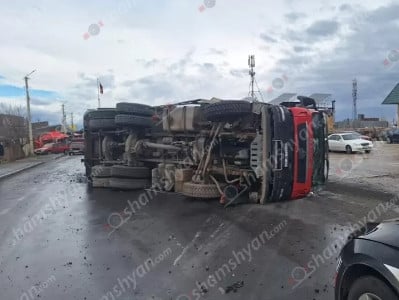 ДТП в Ерасхе: КамАЗ влетел в припаркованные машины, есть погибший
