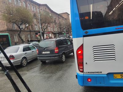 В Ереване после очередного дождя образовались огромные пробки