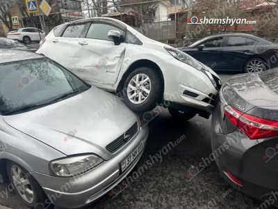 Երևանում Nissan-ը բախվել է Opel-ին և Toyota Corolla-ին. Nissan-ը մասամբ հայտնվել է Opel-ի վրա