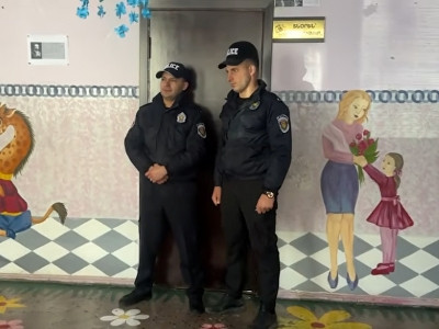 Полицейские дежурят у кабинета директора одного из ереванских детсадов 