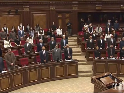 В парламенте Армении почтили минутой молчания память павших в ходе 4-дневной апрельской эскалации 2016 года