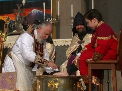 Армянская апостольская церковь в Великий Четверг проводит обряд омовения ног