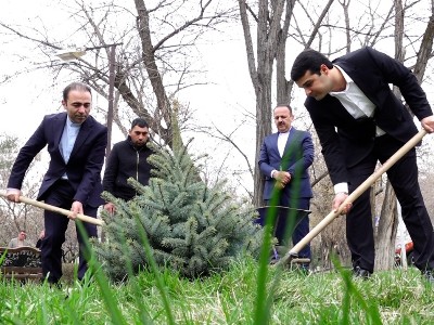 Посол Ирана в Армении посадил ель в парке у посольства: Это символ дружбы двух великих народов