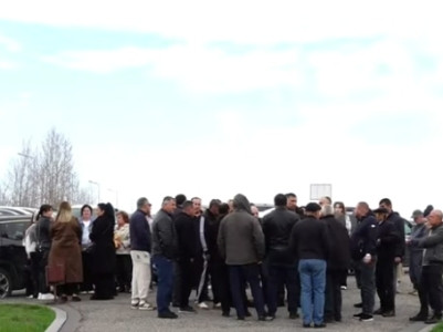 У здания Минобороны Армении проходит акция: родители военнослужащих требуют сокращения срока службы