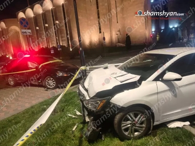 Քաղաքապետարանի դիմաց բախվել են Hyundai Elantra-ն և Nissan-ը․ վերջինս հայտնվել է մայթին, իսկ Hyundai Elantra-ն՝ խոտի վրա