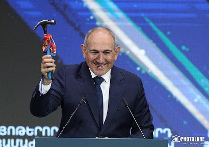 Съёмочной группе Новости Армении-NEWS.am запретили приближаться к территории комплекса, где находится Пашинян
