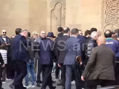 Пашинян посетил литургию: оператору  Новости Армении-NEWS.am не позволили подойти к церкви