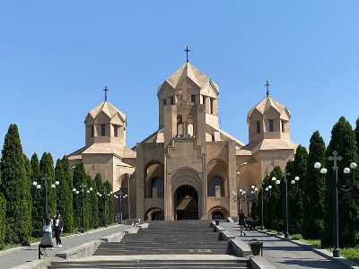 Парковка у церкви Святого Григория Просветителя сегодня была доступна только для служебного транспорта