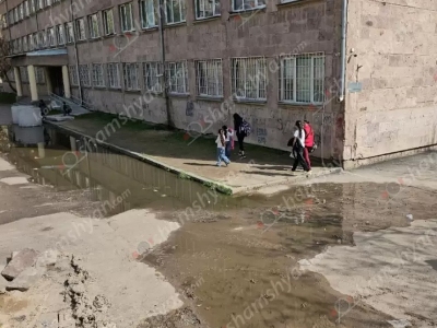 Поток сточных вод в районе двух ереванских школ не прекращается: в них учатся около 4000 детей