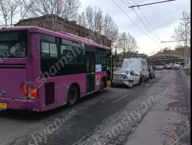 Շղթայական ավտովթար՝ Երևանում. բախվել են թիվ 14 երթուղին սպասարկող ավտոբուսն ու «Toyota»-ն, «BMW»-ն, «Ford»-ը