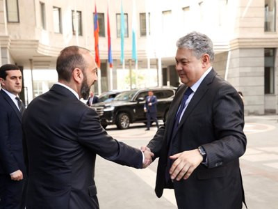Armenia, Kazakhstan FMs hold private talk