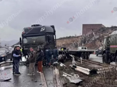 Կոտայքում DAF բեռնատարը «Բոմբ» հյուրանոցի մոտ կոտրել է բաժանարար գոտու արգելապատնեշները. խցանումը հասնում է 10 կմ–ի