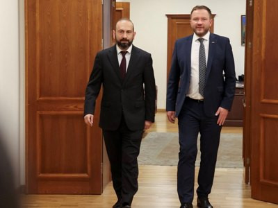 Armenia, Estonia FMs hold private talk