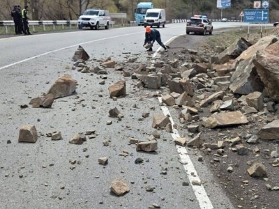 Ջերմուկի խաչմերուկից Սարավան ավտոճանապարհին տեղի է ունեցել քարաթափում․ ճանապարհը դարձել է միակողմանի