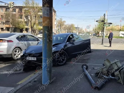 «Tesla»-ն Էրեբունի-Աթոյան խաչմերուկում կոտրել է լուսակիրը և հայտնվել երկաթե սյան մոտ