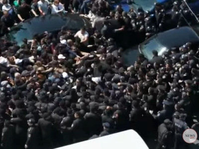 Scuffle between citizens, police breaks out at Armenia Anti-Corruption Court courtyard