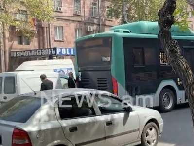 Գարեգին Նժդեհի փողոցում մեքենան բախվել է 53 համարի ավտոբուսին, խցանում է առաջացել
