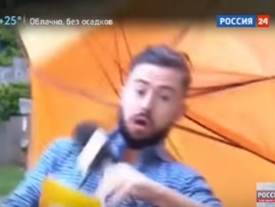 Քամին քշում է ուղիղ եթերում աշխատող հաղորդավարին