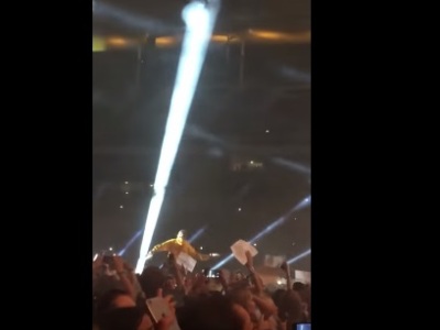 Джастин Бибер швырнул фанатам свои кроссовки Yeezy во время концерта