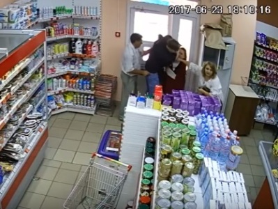 Տեսախցիկները ֆիքսել են՝ ինչպես է տղամարդը փորձում 4 շիշ ալկոհոլային խմիչք գողանալ