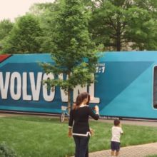 Volvo-ն 3-ամյա երեխայի համար բերել է աշխարհում ամենամեծ մեքենայով տուփը