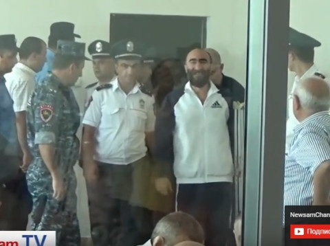 Պավլիկ Մանուկյանը հարազատներին ցույց տվեց վիրավոր ոտքը