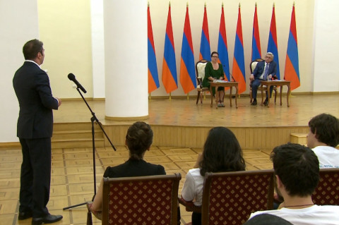 «Լույս» հիմնադրամի շահառուները պետք է ծառայած լինեն բանակում. Սերժ Սարգսյան
