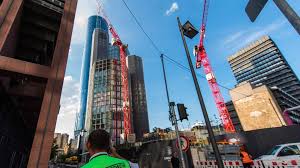 Ֆրանկֆուրտում փրկարարները կանխել են բնակելի շենքի վրա ամբարձիչի անկումը