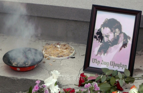 «Հաց բերողն» այսօր կդառնար 49 տարեկան. քաղաքացիներն այցելեցին նրա շիրիմին