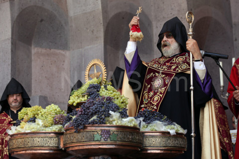Մայր տաճարում սուրբ պատարագից հետո հավատացյալներին օրհնված խաղող են բաժանել