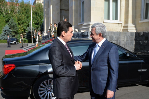 Կադրեր ՀՀ նախագահի նստավայրում Թուրքմենստանի նախագահի դիմավորման արարողությունից