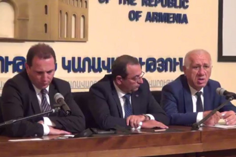 Բնապահպանության և ԱԻ նախարարները պատասխանում են լրագրողների հարցերին