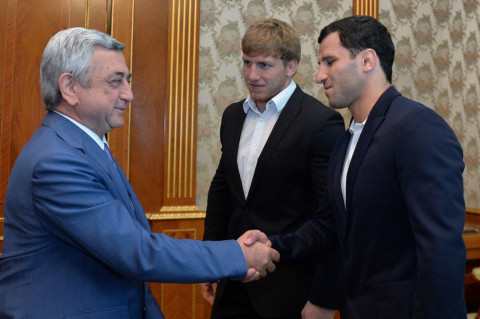 Armenia President receives 2 Greco-Roman wrestling champions