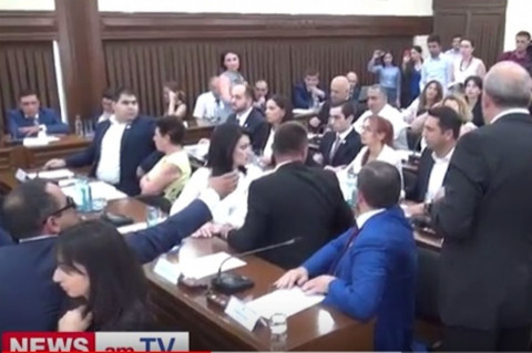 «Լսի Անո», «ծիտը քեռիդ ա». Ավագանու նիստին վիճեցին ՀՀԿ-ի եւ «Ելքի» անդամները