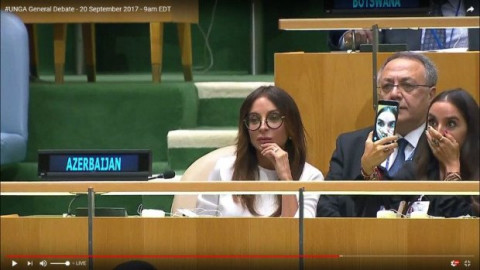 Լեյլա Ալիեւան սելֆի է անում, մինչ Իլհամ Ալիեւը ելույթ է ունենում ՄԱԿ-ում