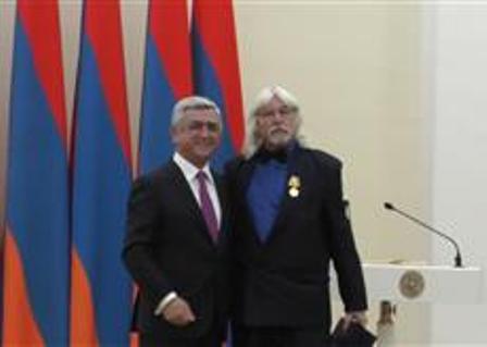 Սերժ Սարգսյանին ուրախացրեց ամերիկահայ խոհարարի նվիրած արծաթյա մետաղադրամը