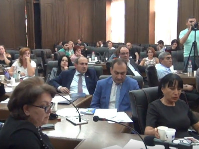 ԵՏՄ-ից դուրս գալու ժամանակավոր հանձնաժողով ստեղծելու մասին նախագծի քննարկումն ընթանում է թեժ մթնոլորտում