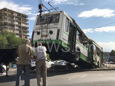 Ինչպես է Երեւանում վթարի ենթարկվում տրոլեյբուսը