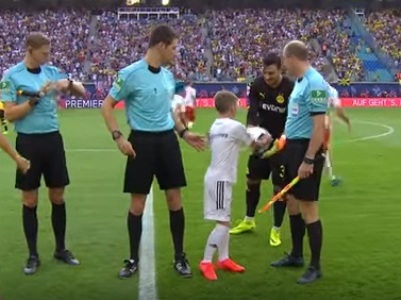 Roman Bürki's funny pre-match ritual for Borussia Dortmund