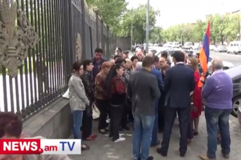 Նաիրիտցիների բողոքի ակցիան Ազգային ժողովի մոտ. պահանջում են վերագործարկում