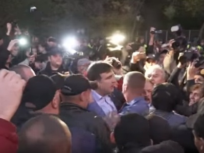 Ցույցի ժամանակ Սահակաշվիլին ընկել է հրմշտոցի մեջ