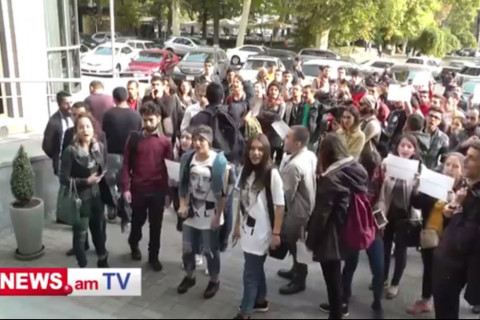 ՊՆ-ն մտել է ուրիշի բոստանը. ուսանողների բողոքի ակցիան ԿԳՆ-ի դիմաց