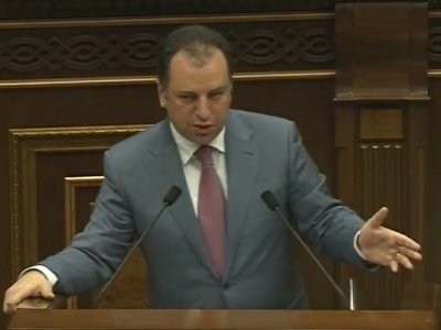 Ինչի՞ ա կարծում, որ ինքը դա արել ա, իսկ ուսանողը չի կարա անի, վերին արտի ցորեն ա՞. ՊՆախարարը՝ Մարուքյանին