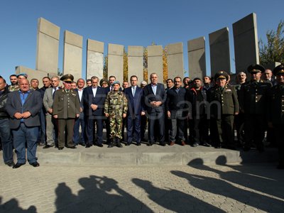 Վիգեն Սարգսյանը, ԶՈՒ ղեկավար կազմն ու ԵԿՄ-ականները այցելել են «Եռաբլուր»