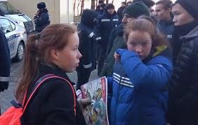 Little fan of Messi crying after being ignored by her idol in Moscow